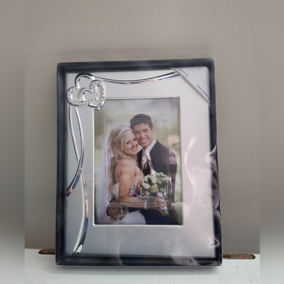 NWT silver plated picture frame with engraved zirconia hearts - Picture 2 of 8